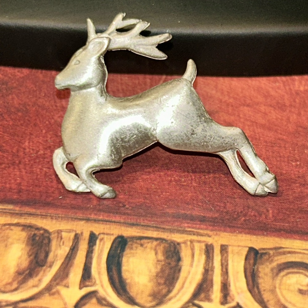 Silver tone deer 🦌 brooch